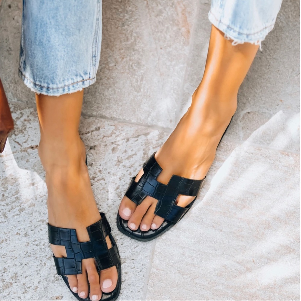 vici FAUSTA CROC EMBOSSED SLIDE SANDAL - BLACK